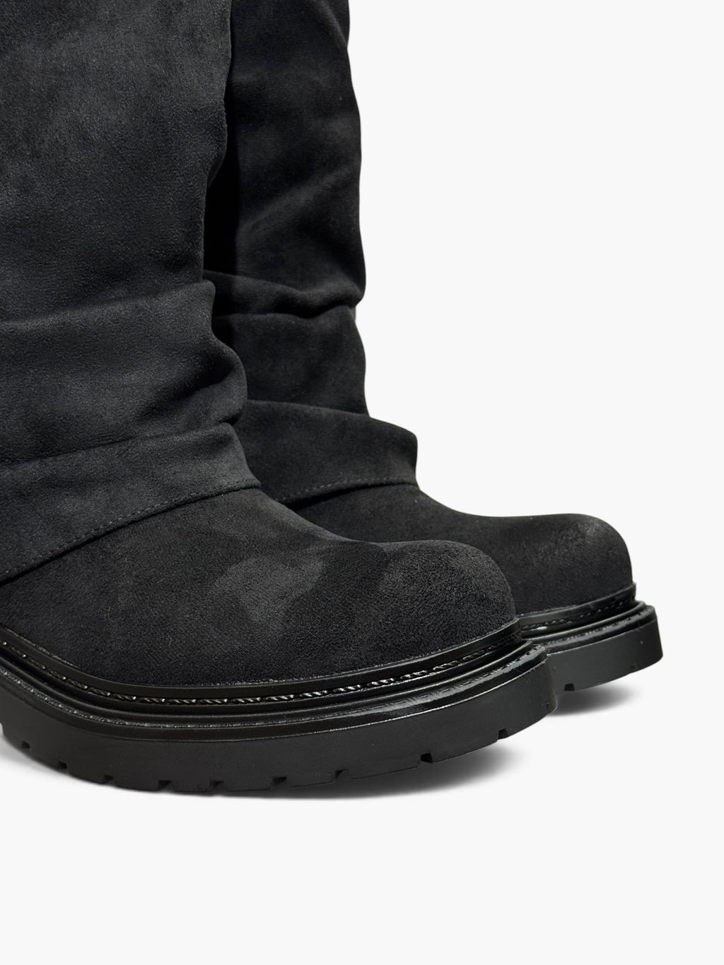 Zamszowe botki motocyklowe z efektem “slouchy” – czarne
