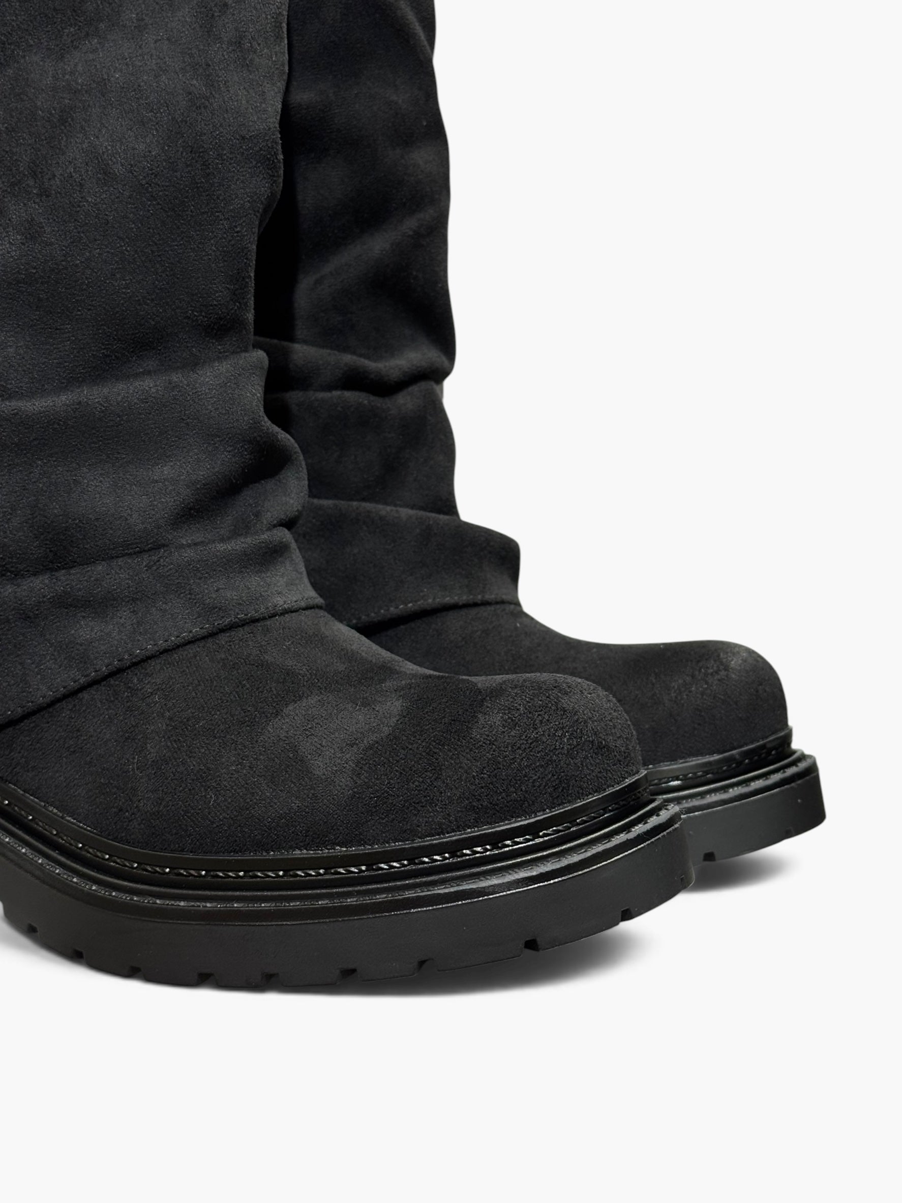 Zamszowe botki motocyklowe z efektem “slouchy” – czarne