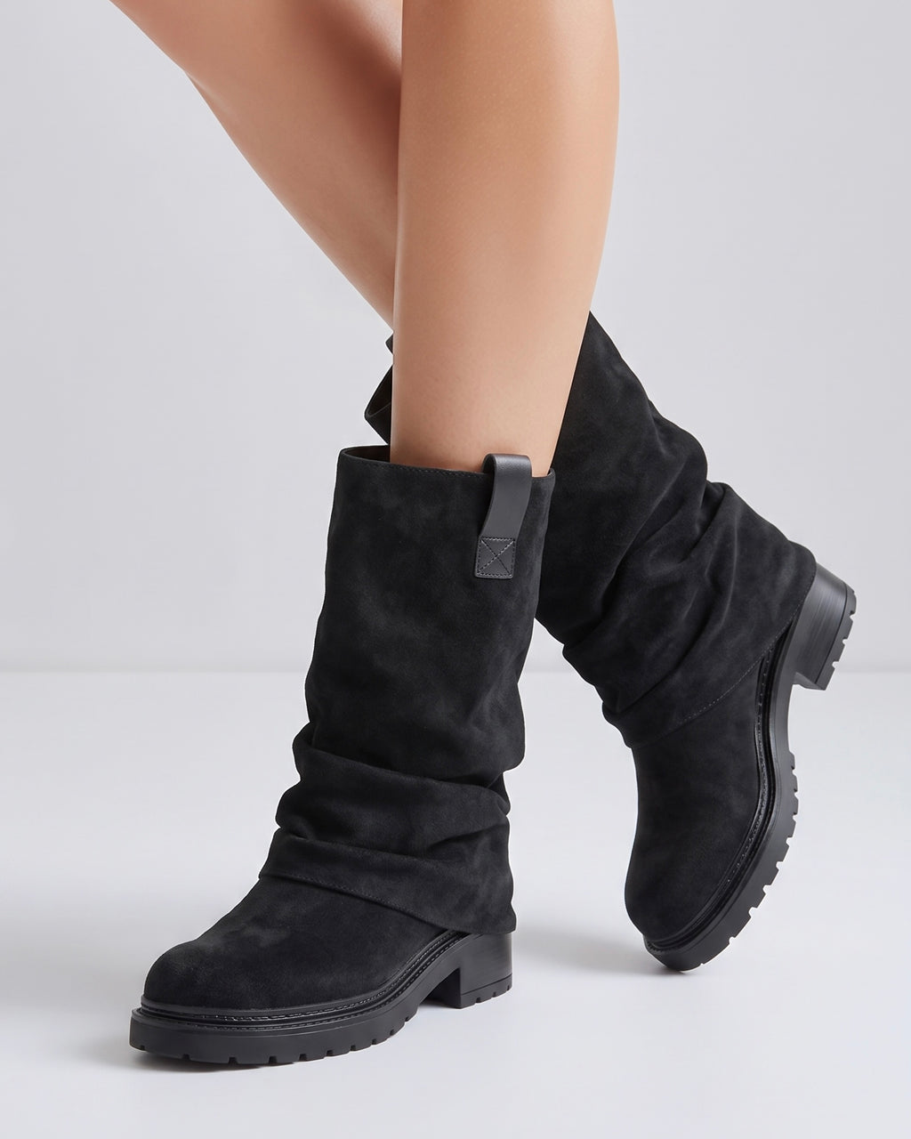 Zamszowe botki motocyklowe z efektem “slouchy” – czarne