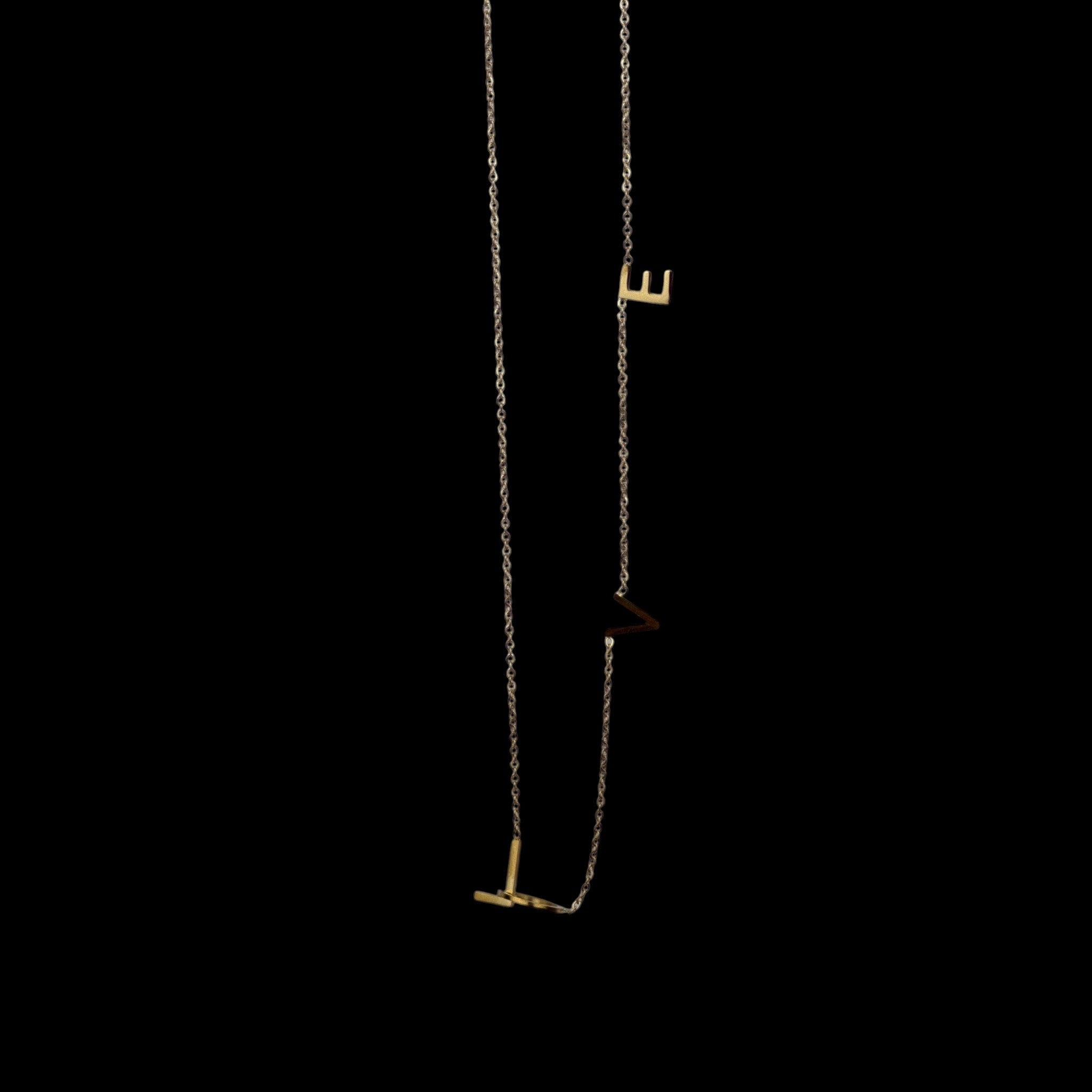 Naszyjnik z literami LOVE