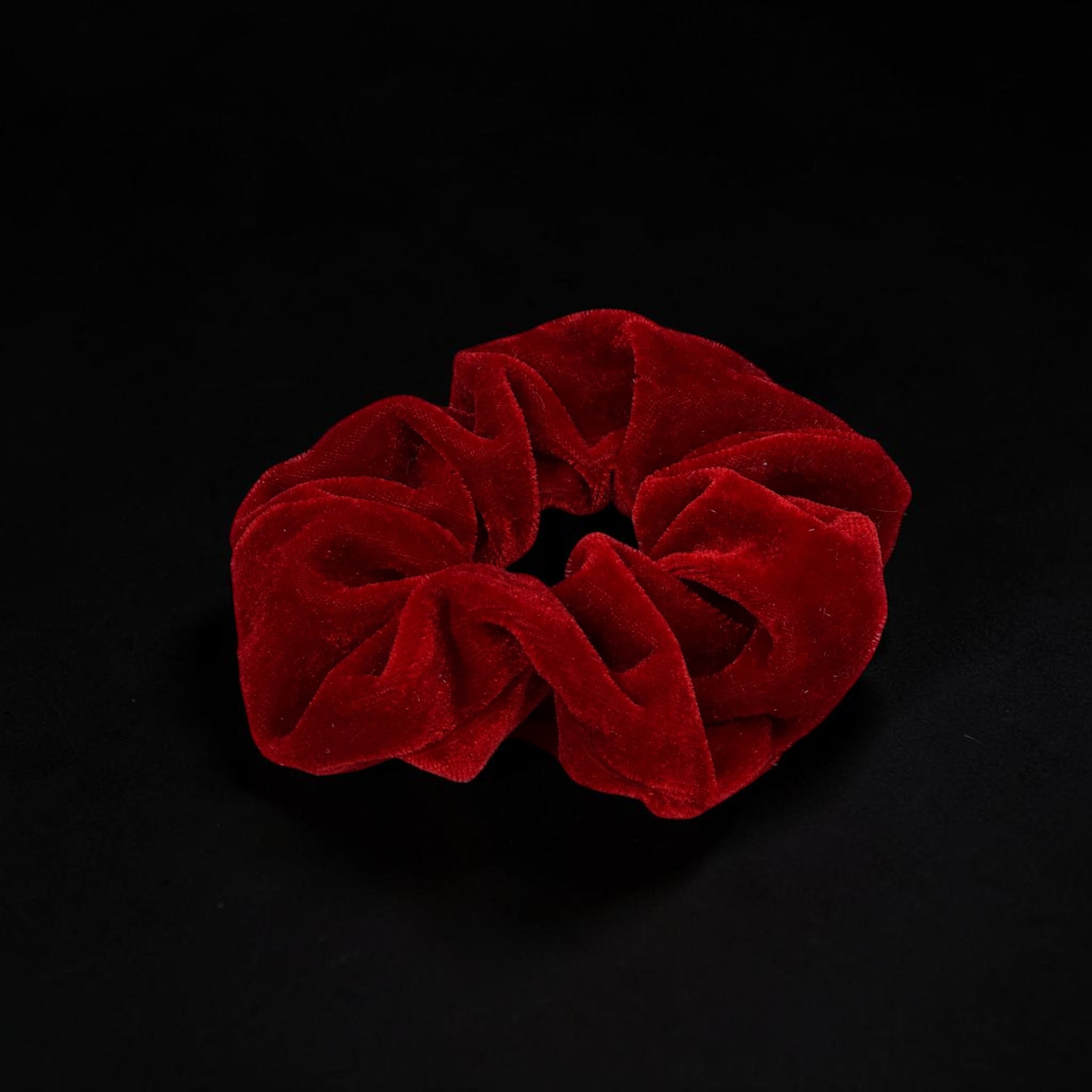 Aksamitna gumka do włosów scrunchie – intensywna czerwień