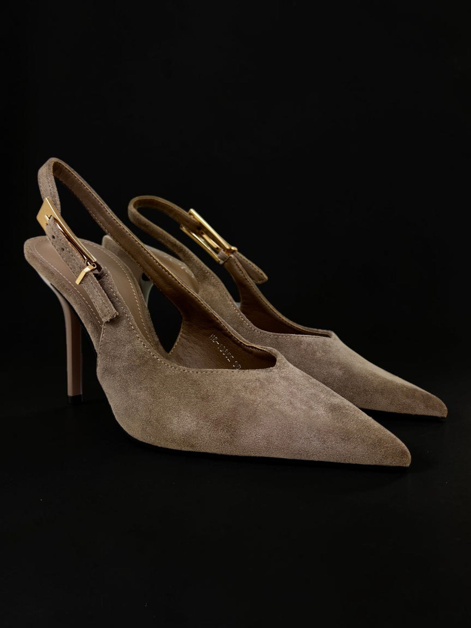 Beżowe zamszowe czółenka slingback ze złotą klamrą