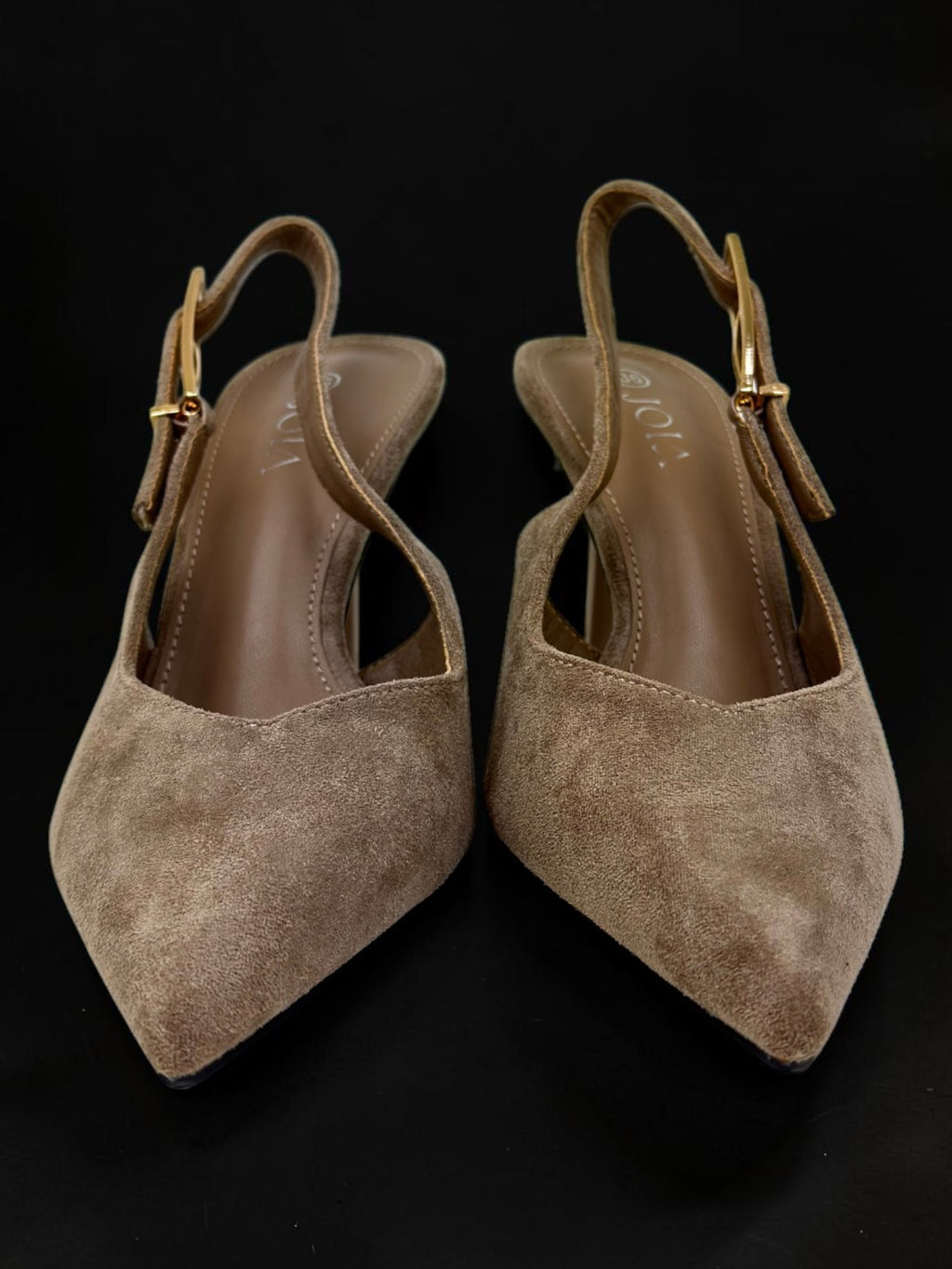 Beżowe zamszowe czółenka slingback ze złotą klamrą