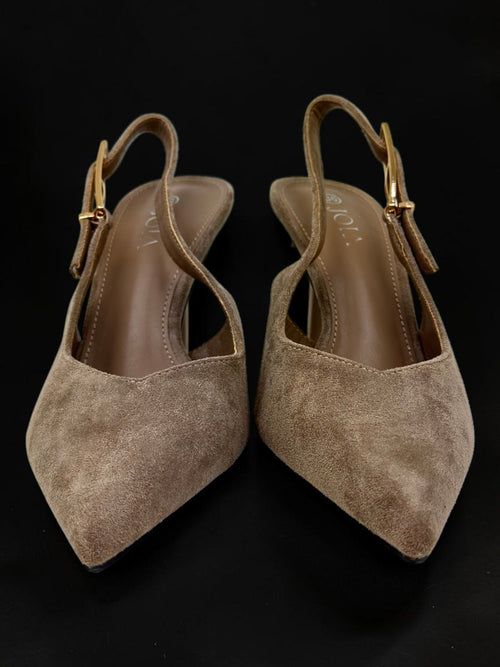 Beżowe zamszowe czółenka slingback ze złotą klamrą