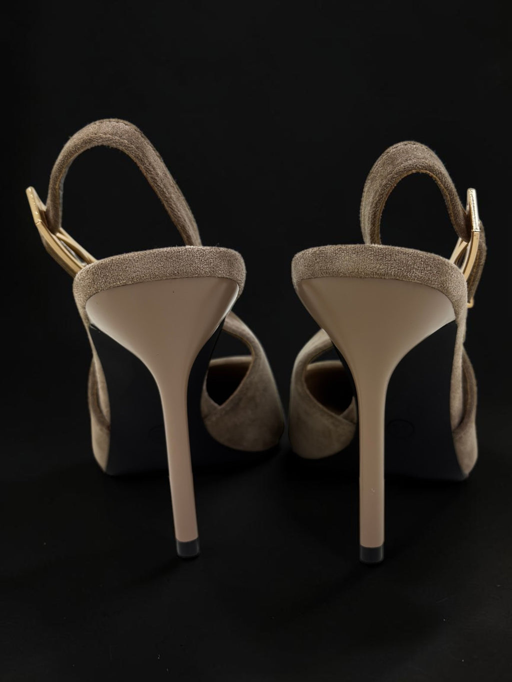 Beżowe zamszowe czółenka slingback ze złotą klamrą