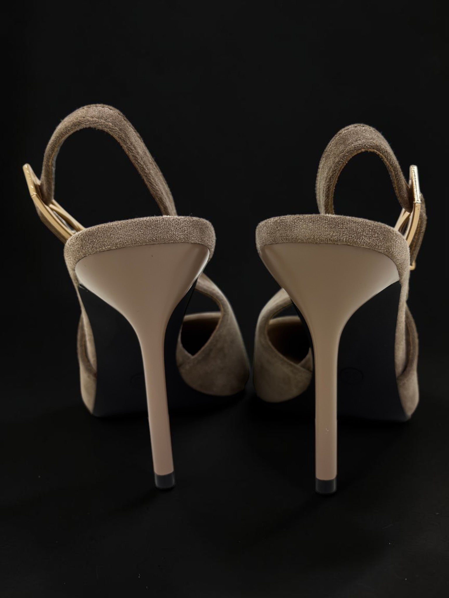 Beżowe zamszowe czółenka slingback ze złotą klamrą