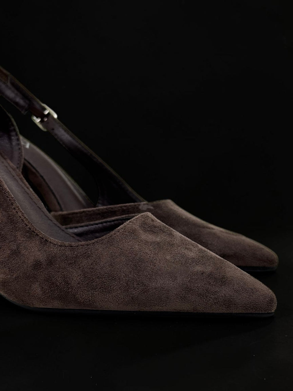 Ciemnobrązowe zamszowe czółenka slingback na szpilce