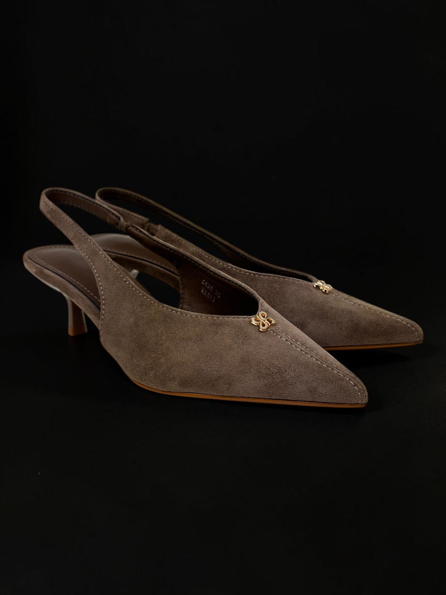 Czółenka slingback w kolorze taupe ze złotym zawieszką w kształcie kwiatu