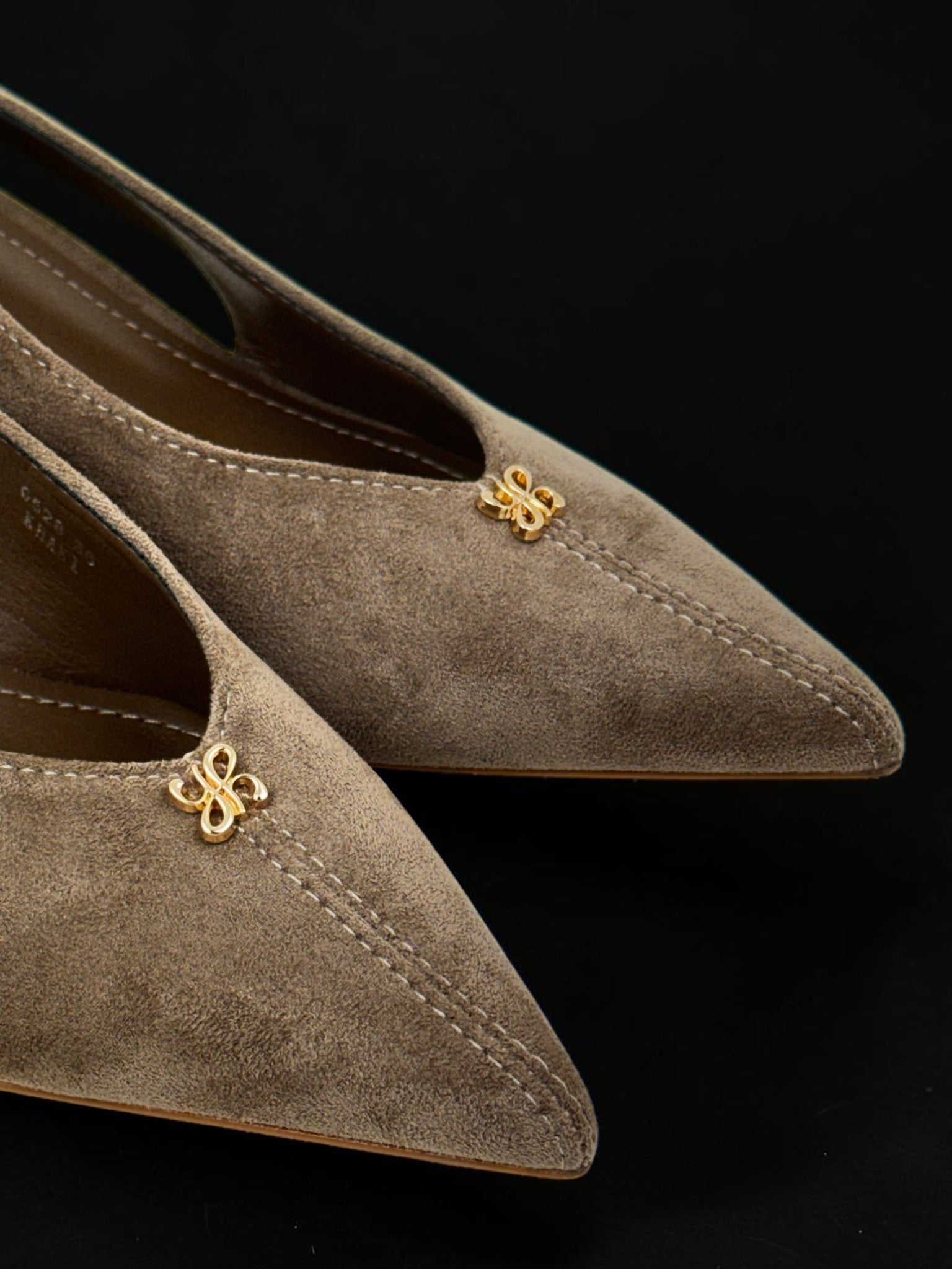 Czółenka slingback w kolorze taupe ze złotym zawieszką w kształcie kwiatu