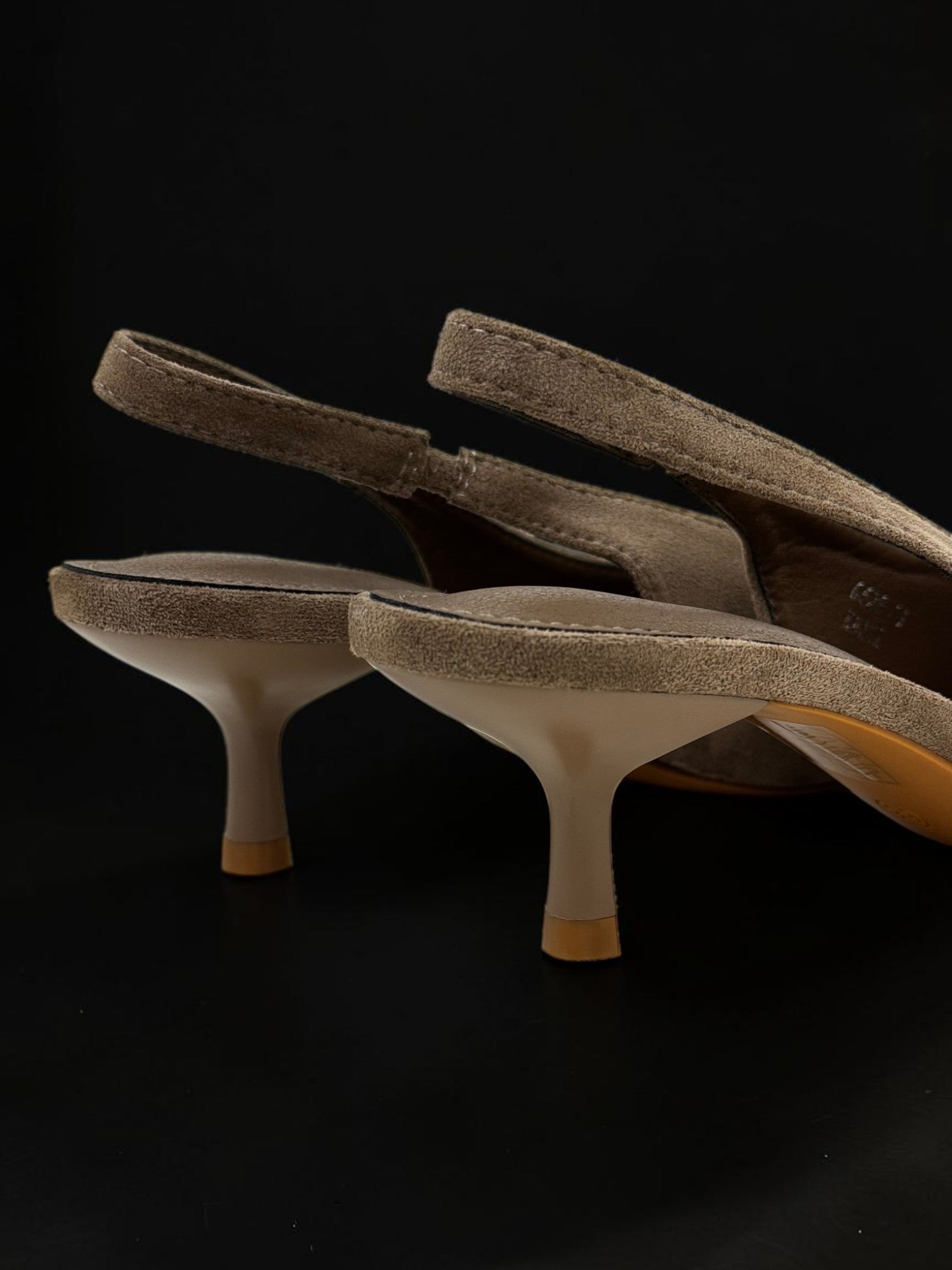 Czółenka slingback w kolorze taupe ze złotym zawieszką w kształcie kwiatu