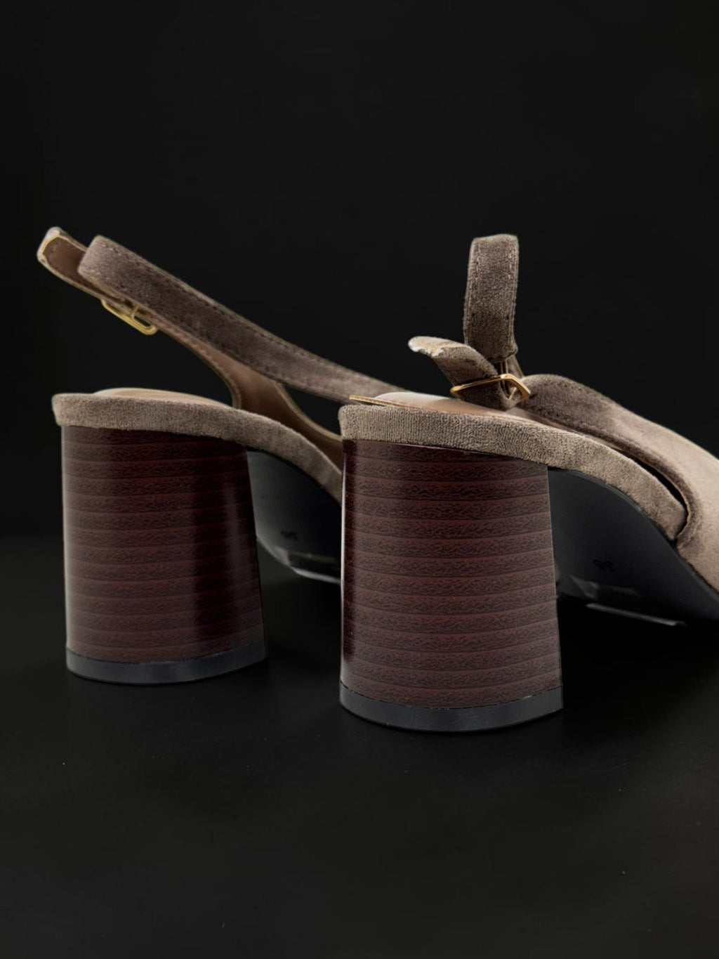 Czółenka slingback w kolorze taupe na słupku