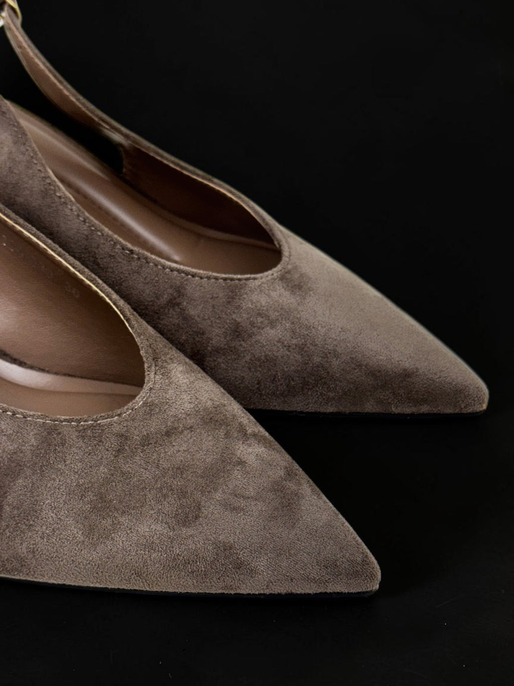 Czółenka slingback w kolorze taupe na słupku