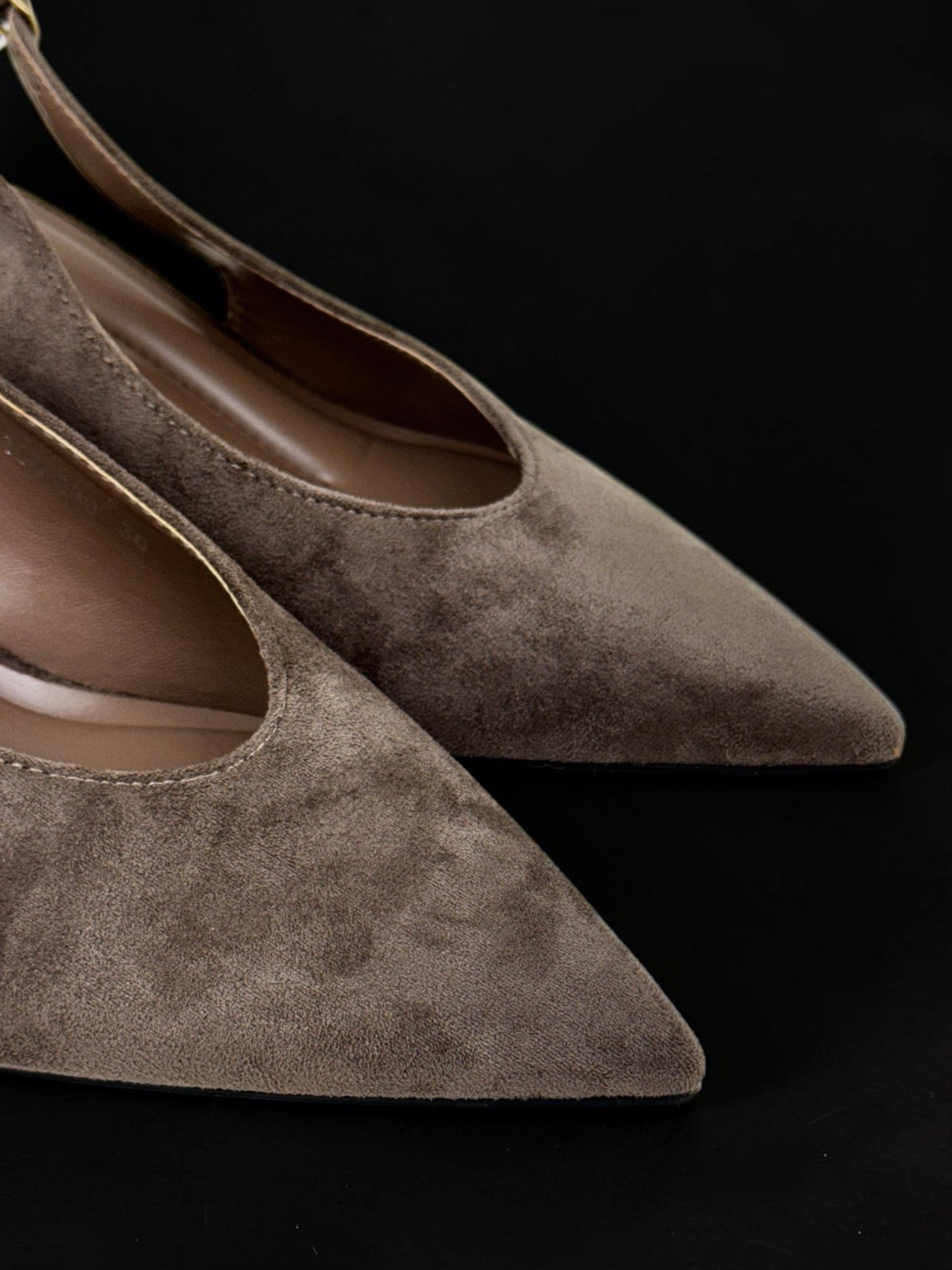 Czółenka slingback w kolorze taupe na słupku