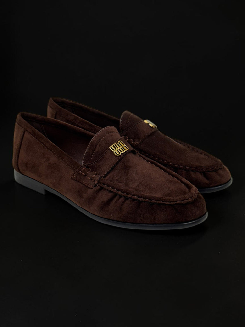 Ciemnobrązowe zamszowe loafersy z ozdobną złotą klamrą