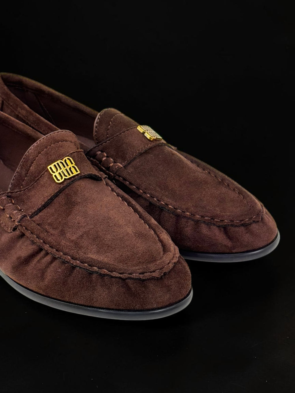 Ciemnobrązowe zamszowe loafersy z ozdobną złotą klamrą