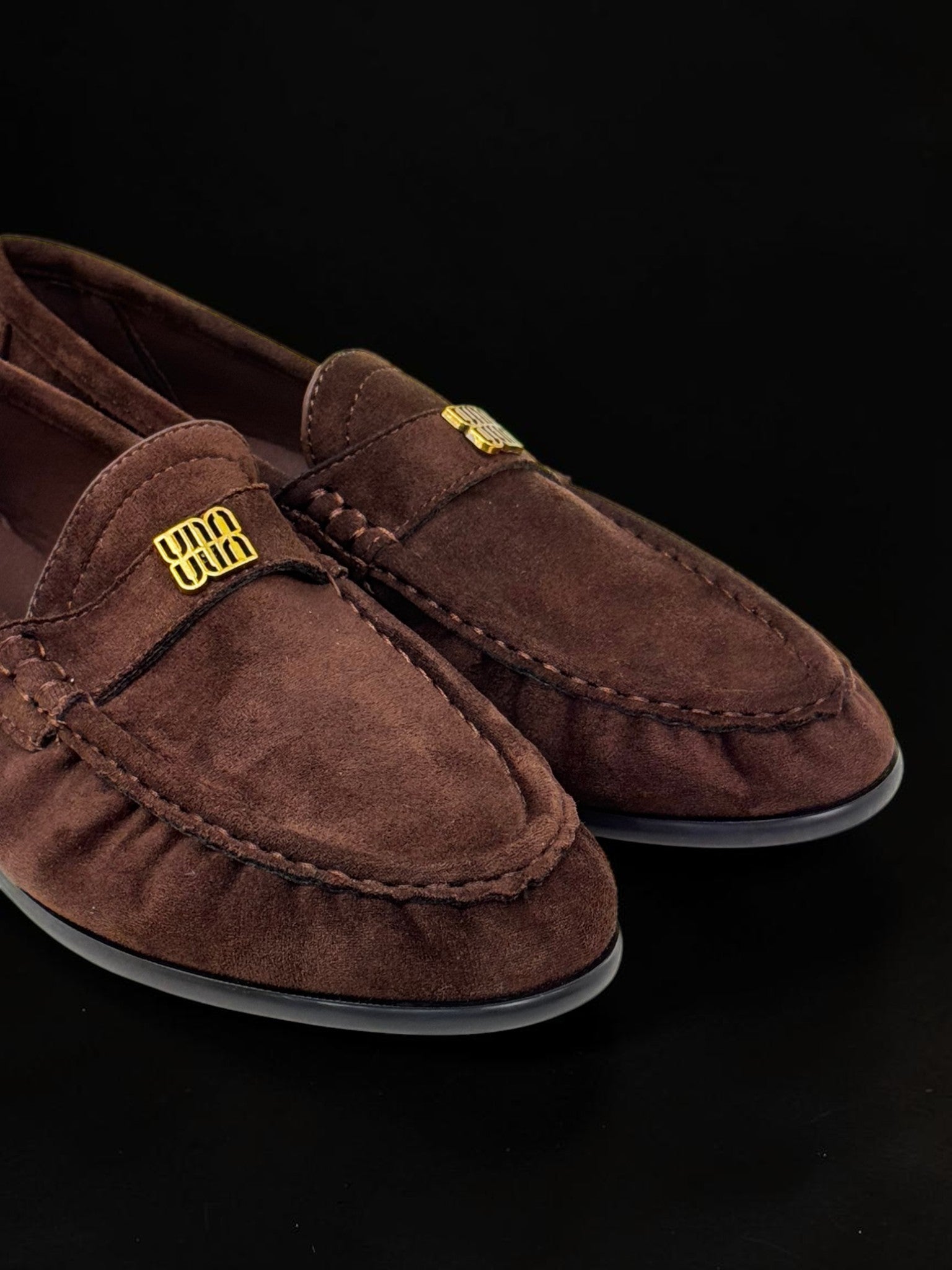 Ciemnobrązowe zamszowe loafersy z ozdobną złotą klamrą