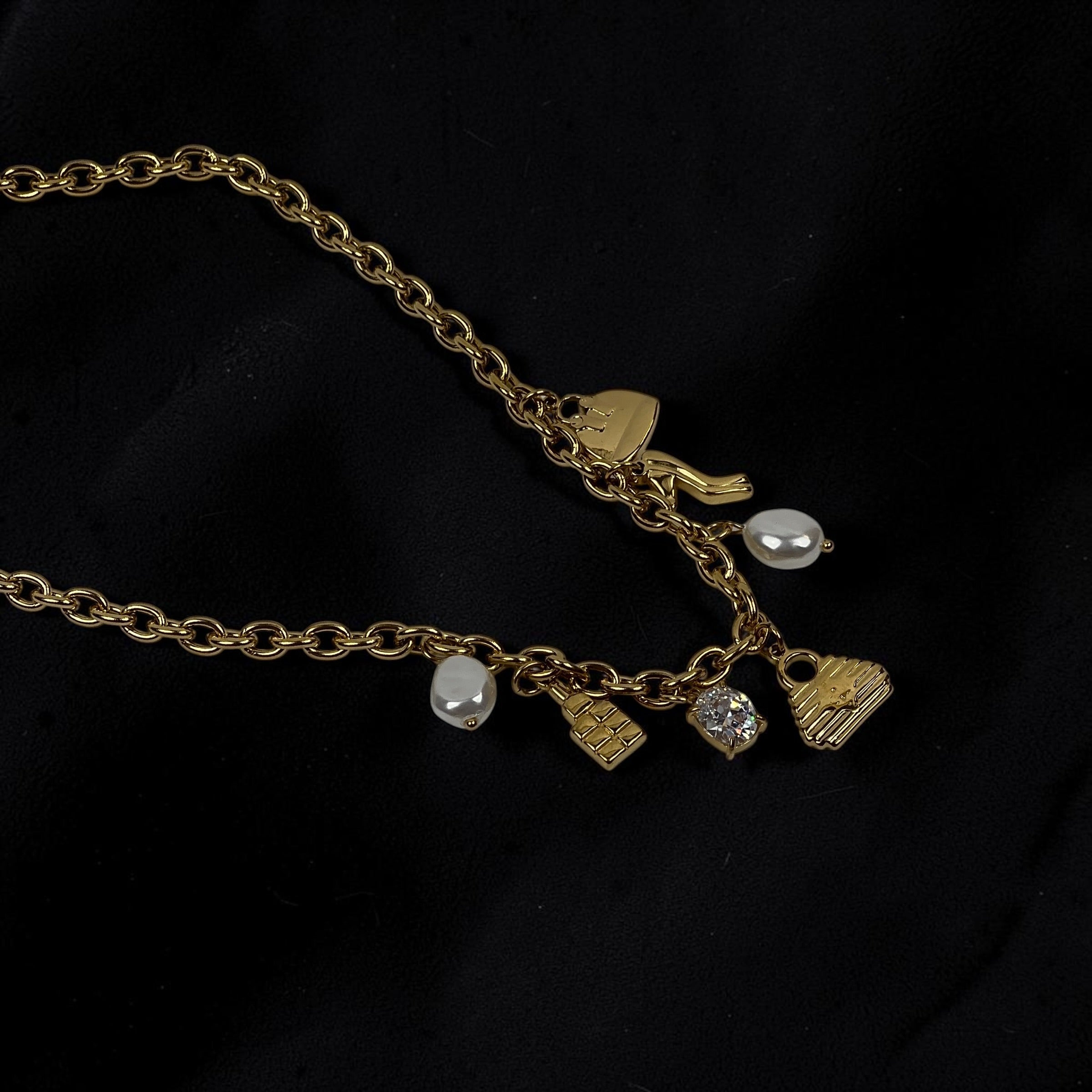 Naszyjnik złoty charms – torebka, serce, szpilka
