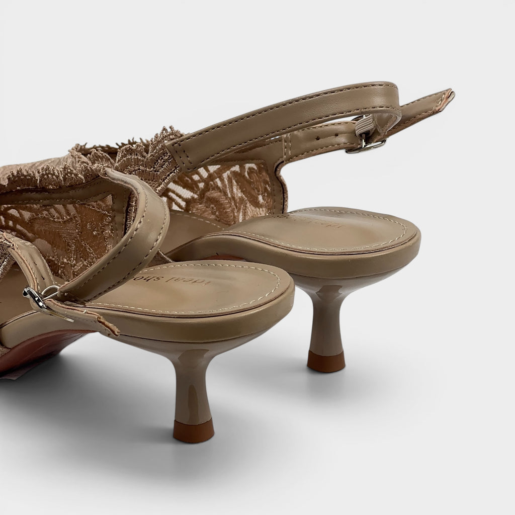 Beżowe koronkowe czółenka slingback