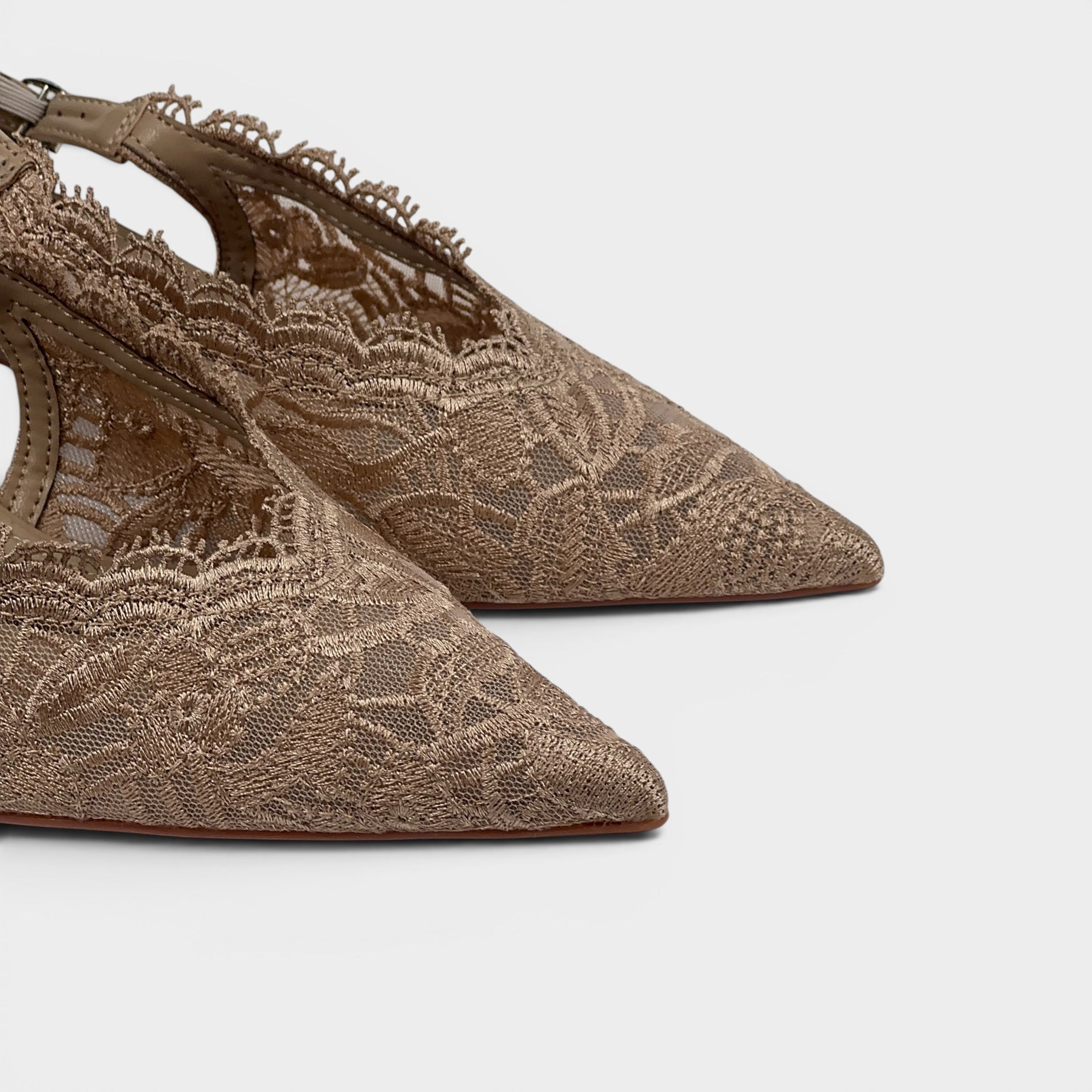 Beżowe koronkowe czółenka slingback