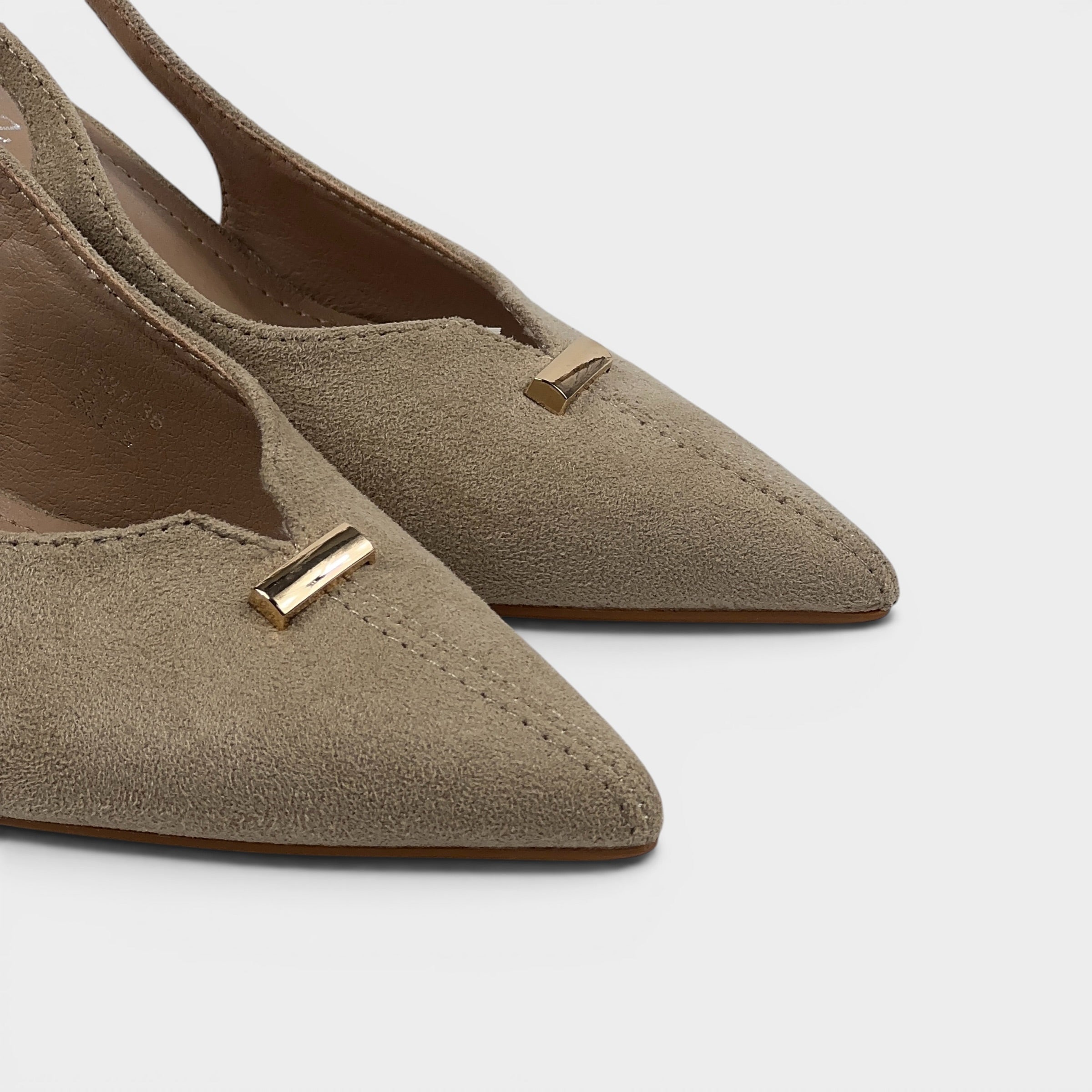 Beżowe czółenka slingback ze złotą ozdobą