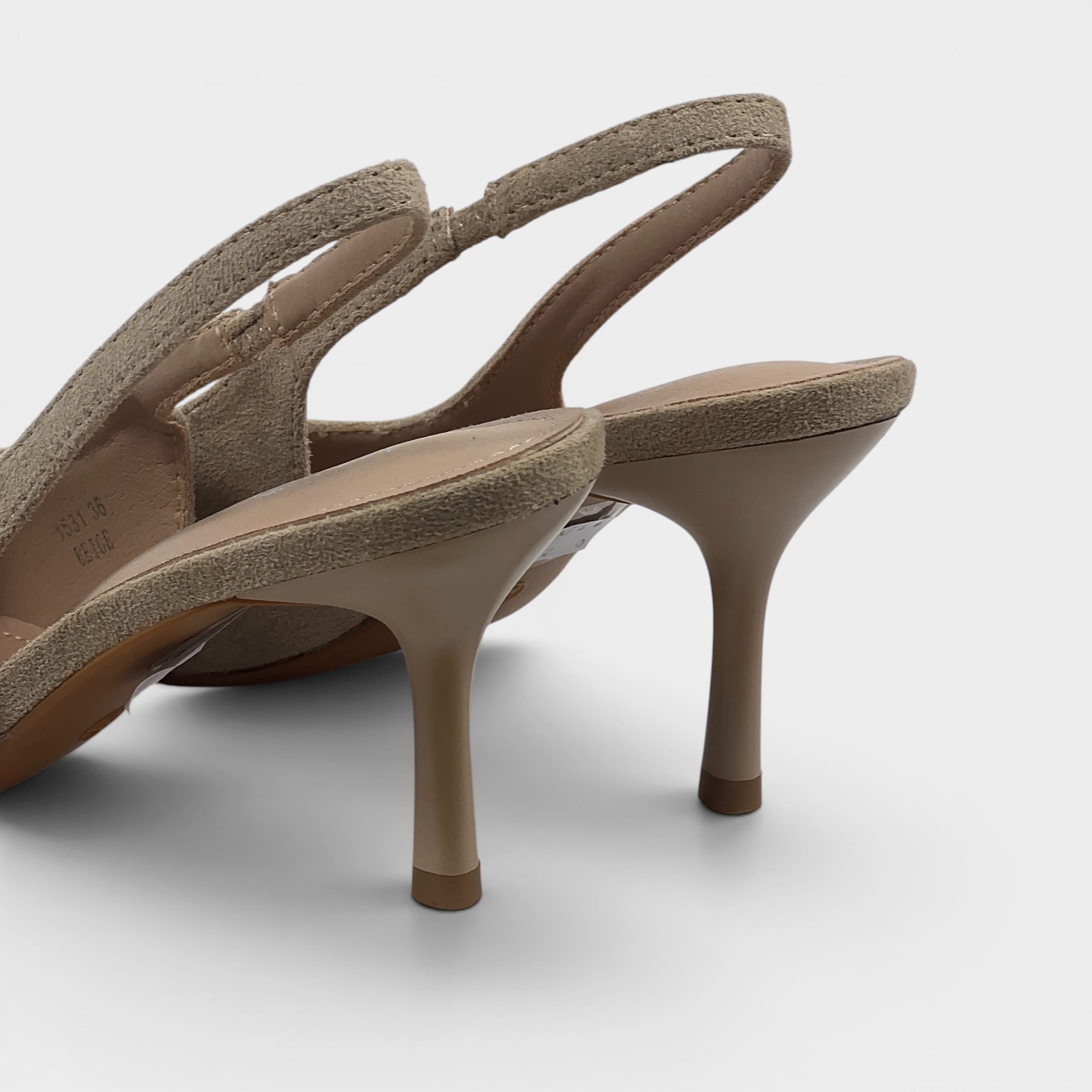 Beżowe czółenka slingback ze złotą ozdobą