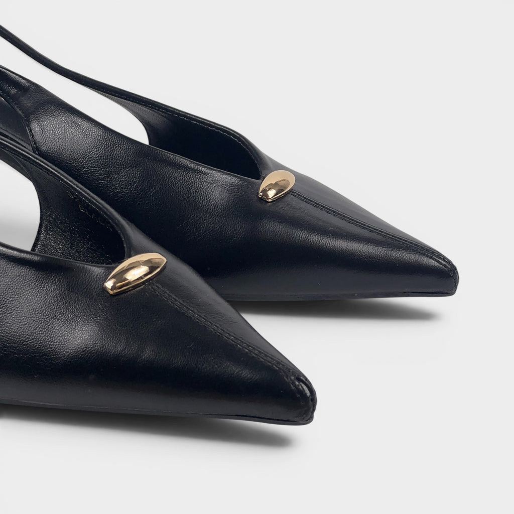 Czarne czółenka slingback ze złotą ozdobą