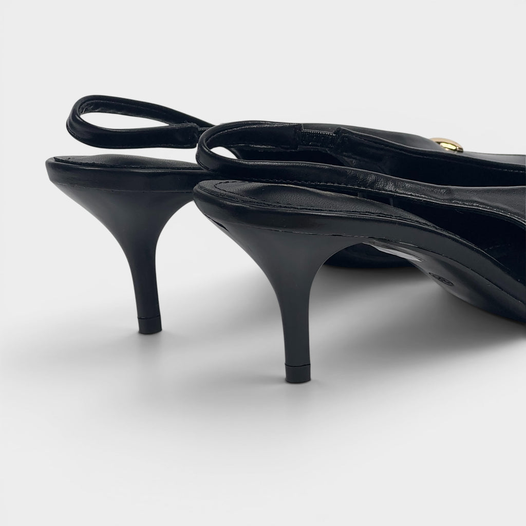 Czarne czółenka slingback ze złotą ozdobą