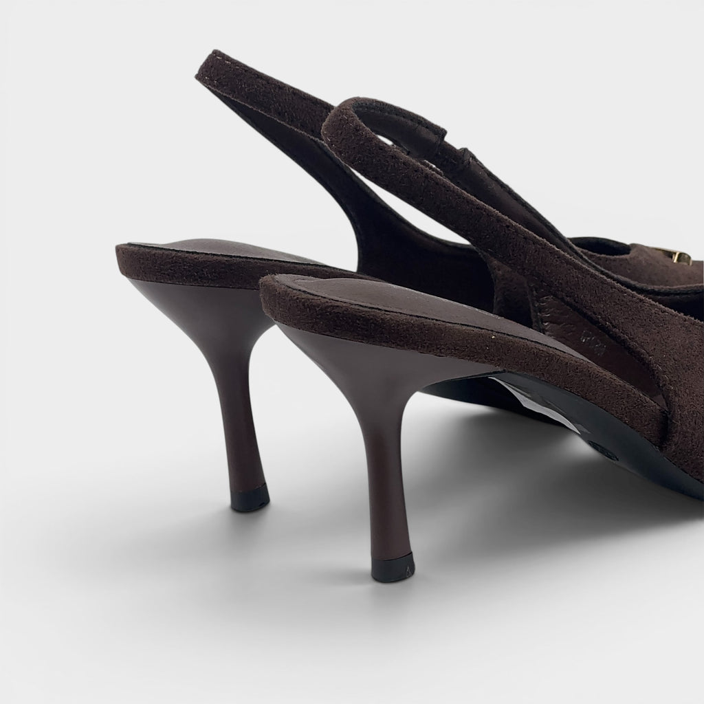 Brązowe zamszowe czółenka slingback ze złotym detalem