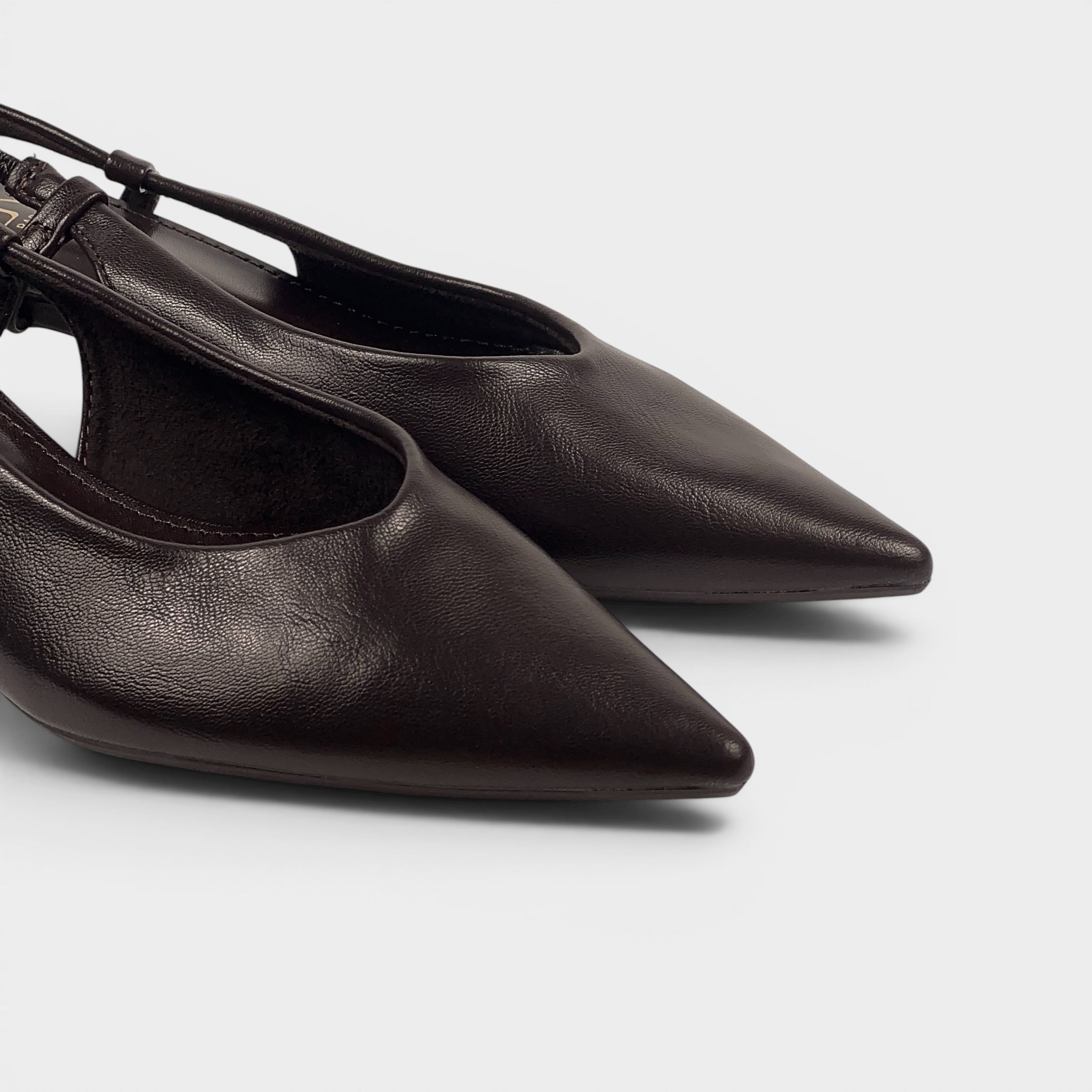 Czarne czółenka slingback na cienkiej szpilce