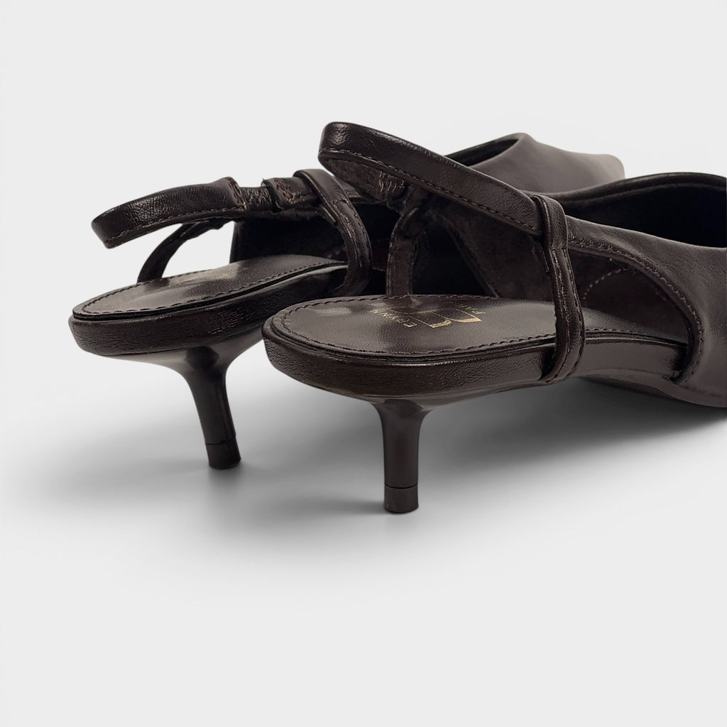 Czarne czółenka slingback na cienkiej szpilce
